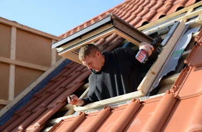 Pose de fenêtres de toit Velux à Fontgombault